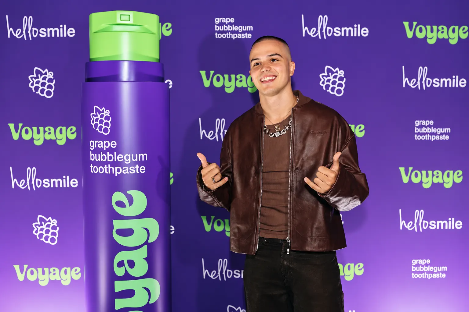 Un visiteur pose devant un tube de dentifrice géant