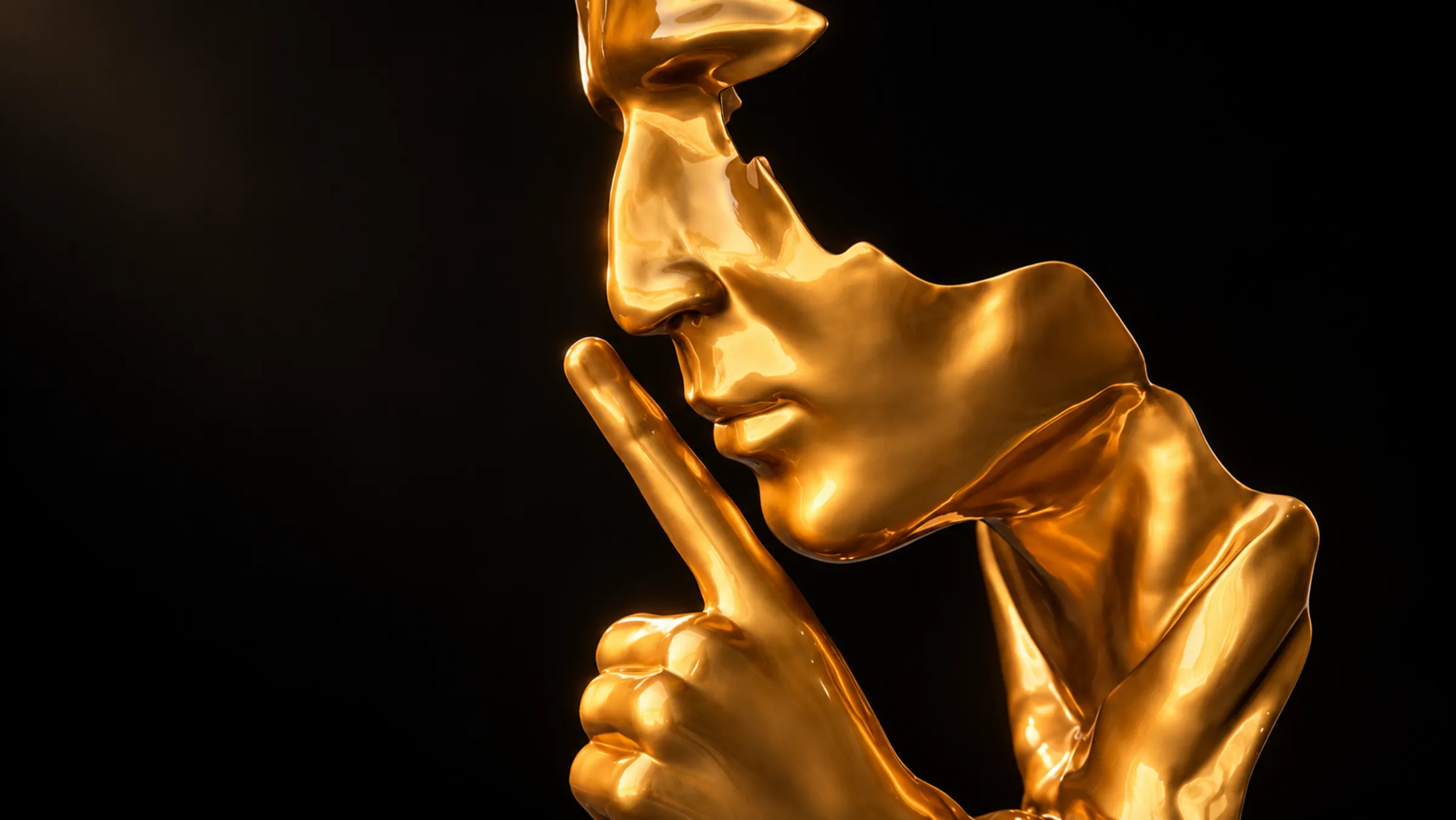 Sculpture de visage et de main en finition or brillant, sur fond noir