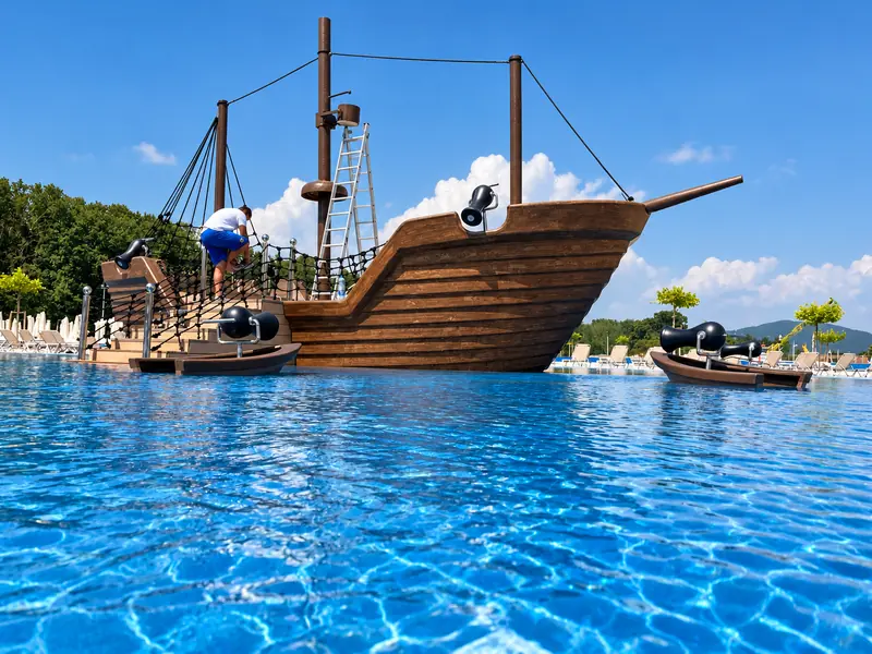Bateau pirate dans le bassin d'un aquaparc