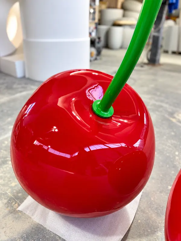 Cerise géante en composite laqué rouge, gros plan
