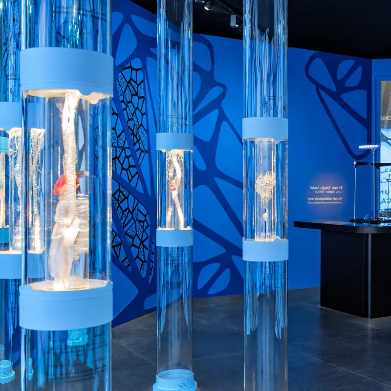Colonnes vitrines éclairées devant un décor bleu ajouré