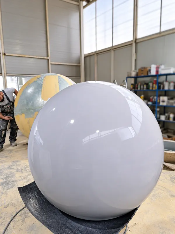 Sphère laquée blanche à l'atelier