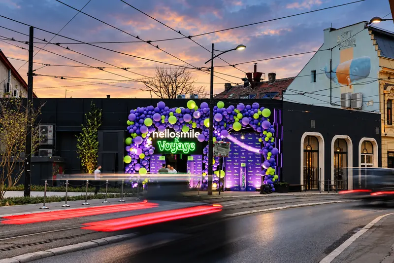 Façade du pop-up hellosmile × Voyage, de nuit, côté rue