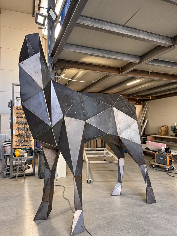 Cheval en tôle d'acier facettée