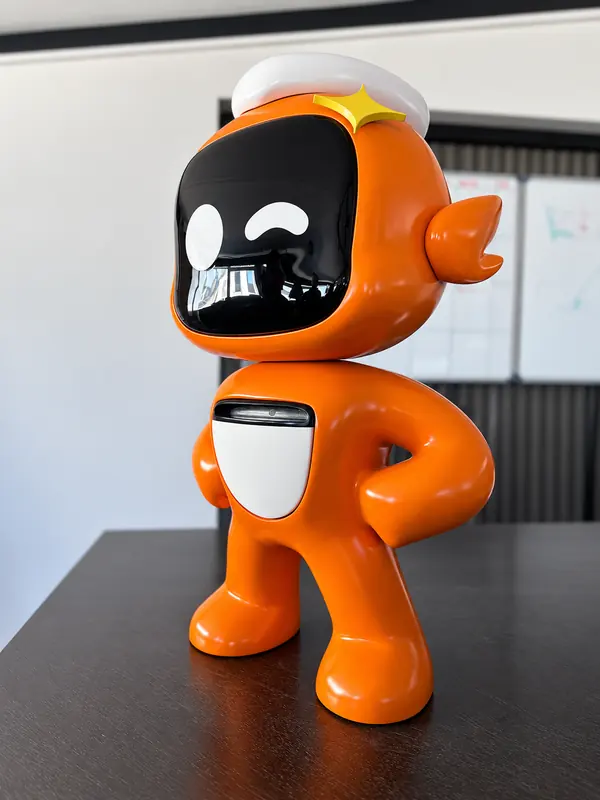 Personnage orange laqué, visière noire