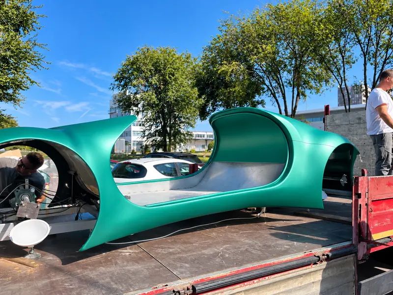 Carrosserie verte chargée sur un camion