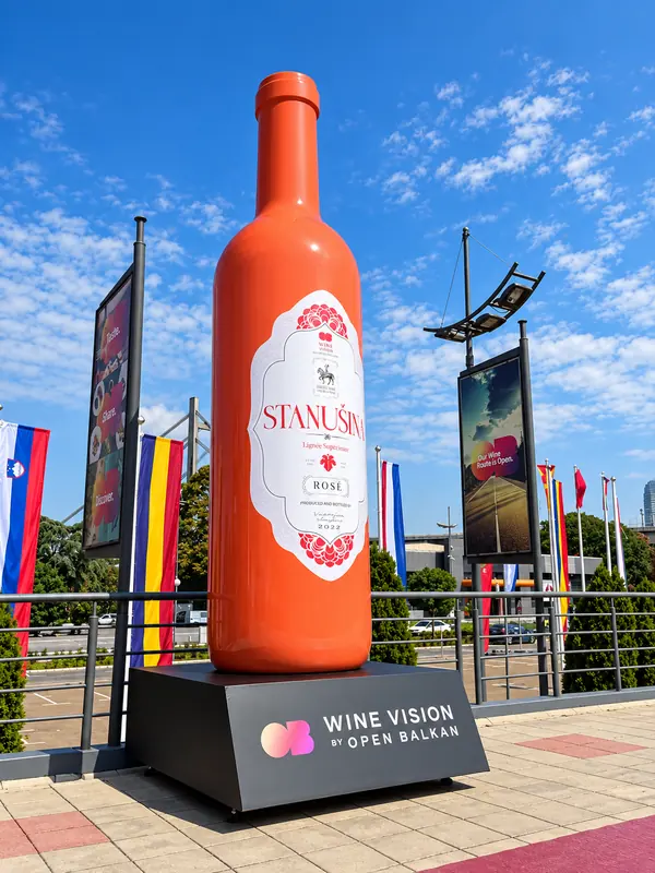 Bouteille de vin géante sur son socle, en extérieur