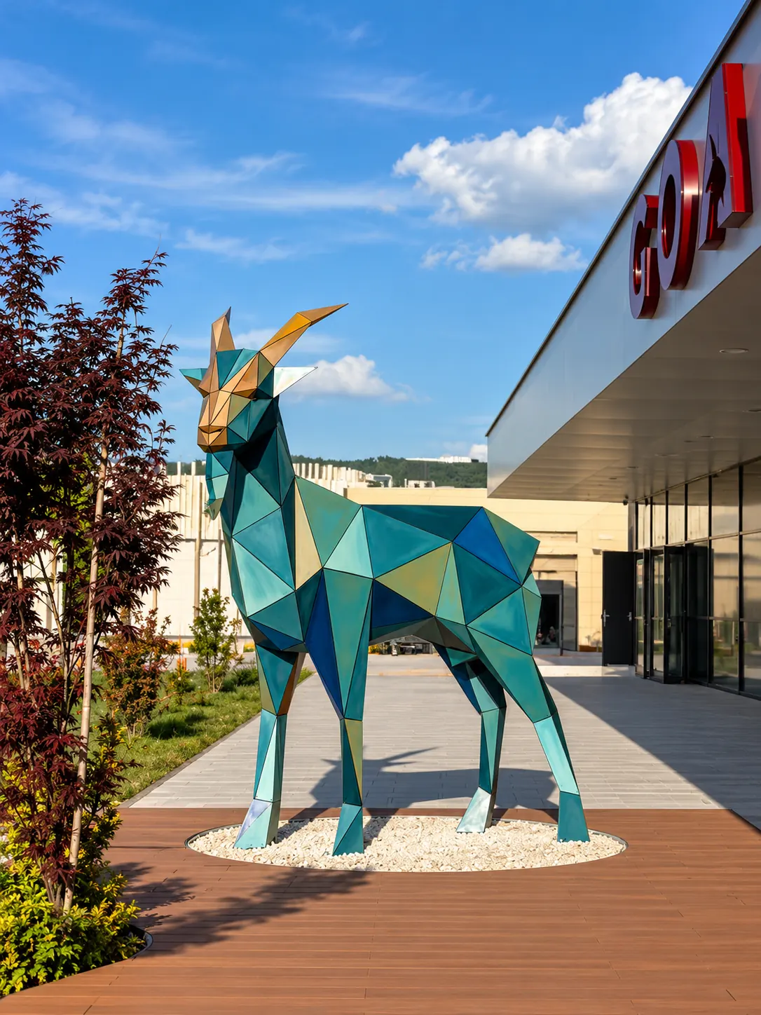 Chèvre facettée bleue et or devant un retail park
